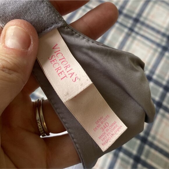 ⭐ 3/$15 Victorias Secret 34D Grey Demi Bra With Adjustable Straps & Bow Detail - Picture 6 of 6